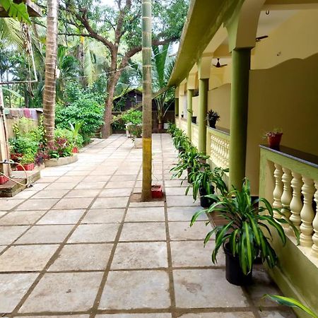 One Love Guest House Morjim Bagian luar foto
