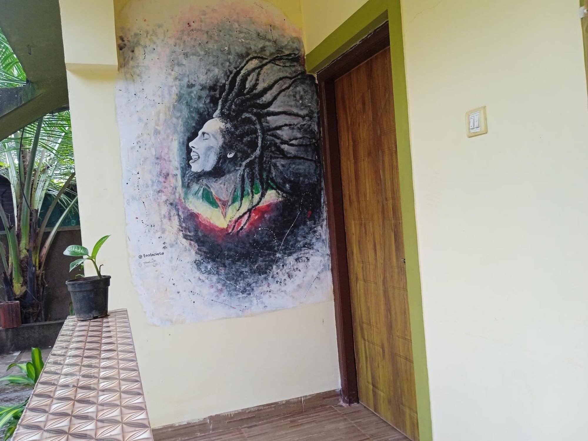 One Love Guest House Morjim Bagian luar foto