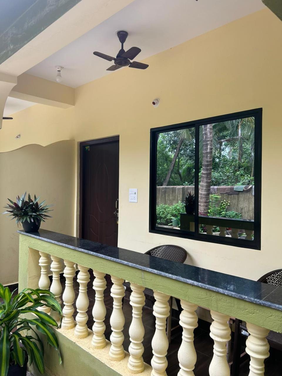 One Love Guest House Morjim Bagian luar foto