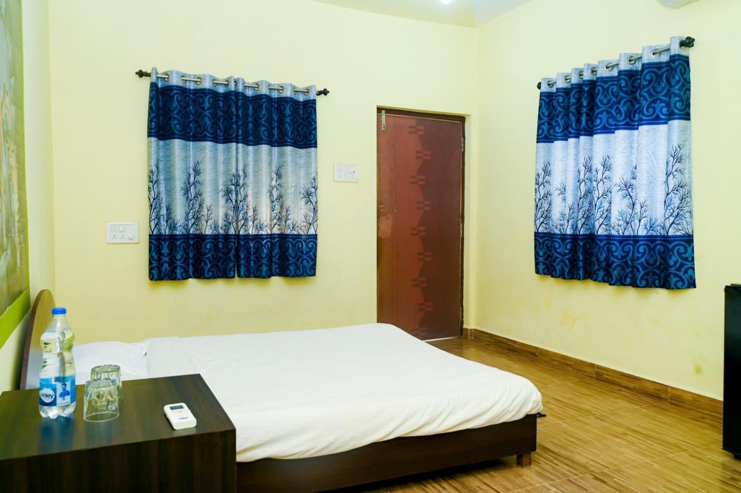 One Love Guest House Morjim Bagian luar foto