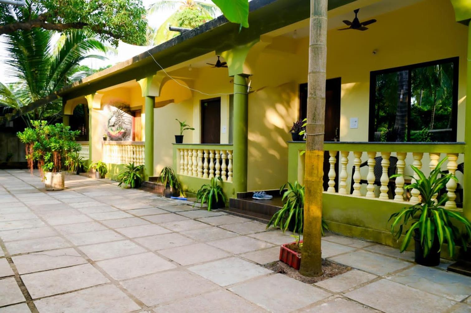 One Love Guest House Morjim Bagian luar foto